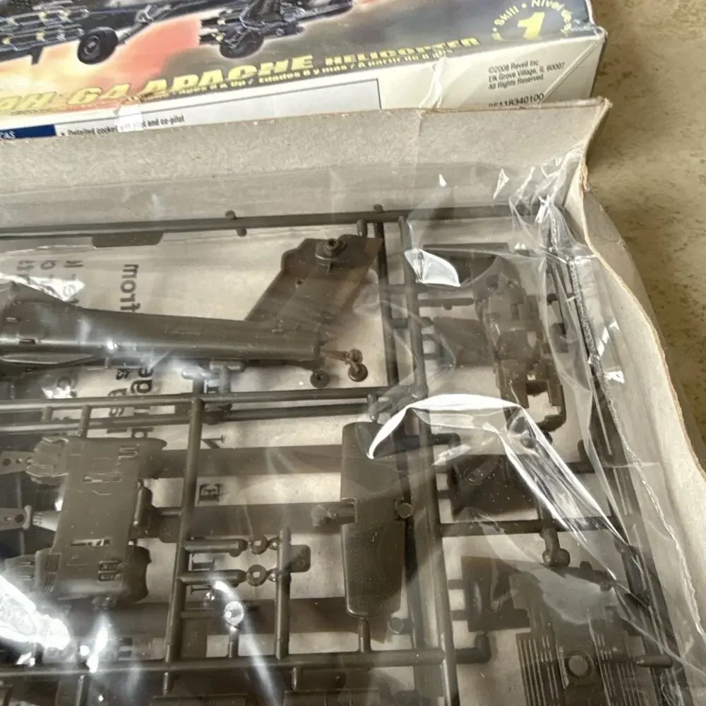 Revell SnapTite AH-64 Apache Helicopter 1:72 Model Kit # 85-1183